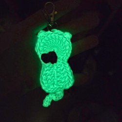 Porte-clefs beige phosphorescent tricoté Potiron Family